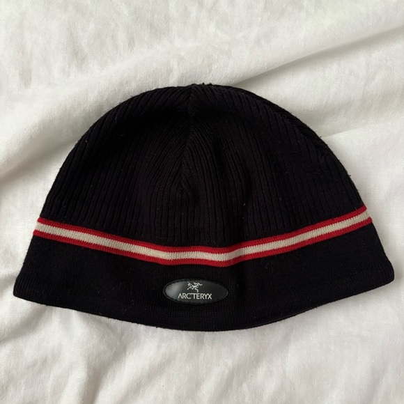 Arc’teryx Unisex Beanie 50% Wool Knit black red fleece logo - Picture 1 of 5